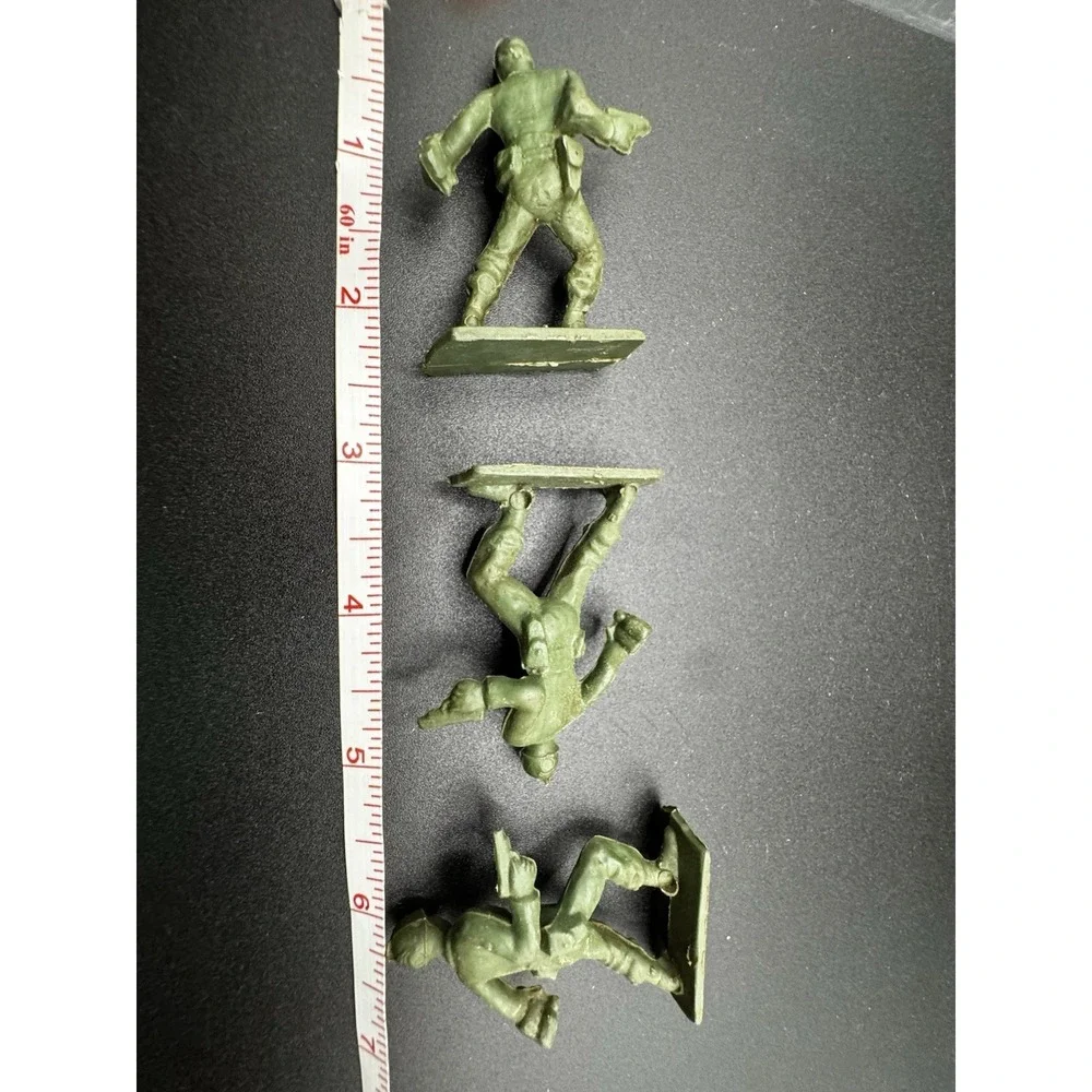 Vintage Green Plastic Army‎ Men - Set Of 12 Men And 1 Gurney 1950-60s
